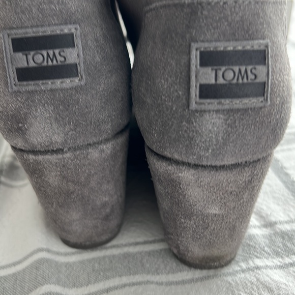 TOMS BOOTS LIKE NEW. SZ 9 gray/red - Picture 7 of 7